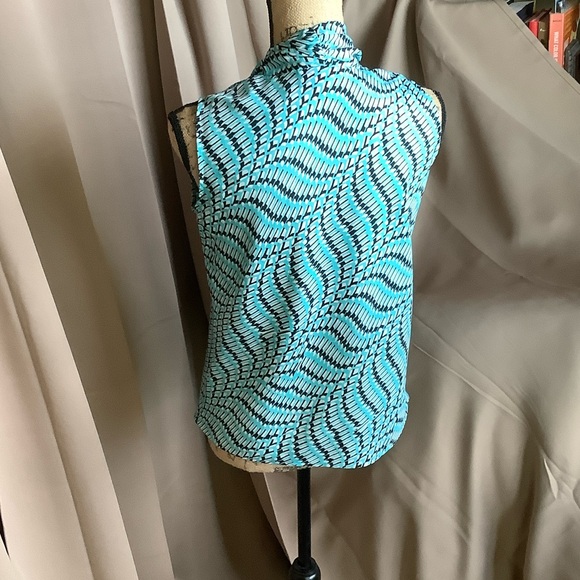 Elegant Teal Patterned Women's Blouse - Picture 3 of 5